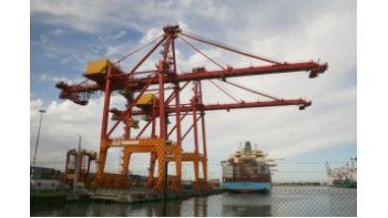 Una nueva baja en exportaciones golpeó fuerte al superávit comercial: cayó 72%