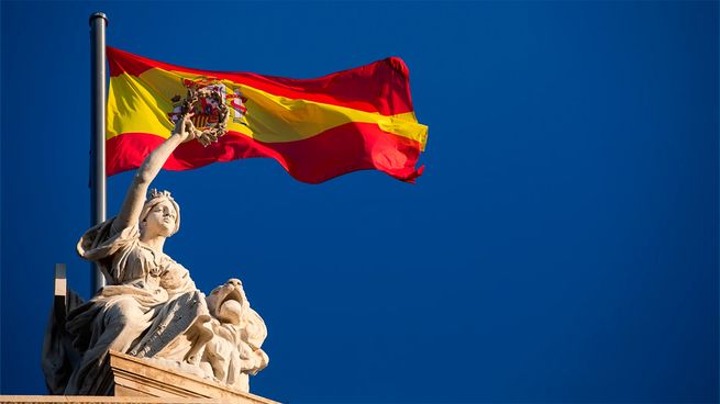 España atrae a los argentinos por flexibilizar el acceso a sus ciudadanías.