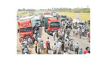 ámbito.com | Los productores ratificaron anoche el corte de la Ruta 14 en Gualeguaychú. Lo mismo decidieron en Ceibas y San Pedro. Sólo un acuerdo con el gobierno hoy podría destrabarlos.