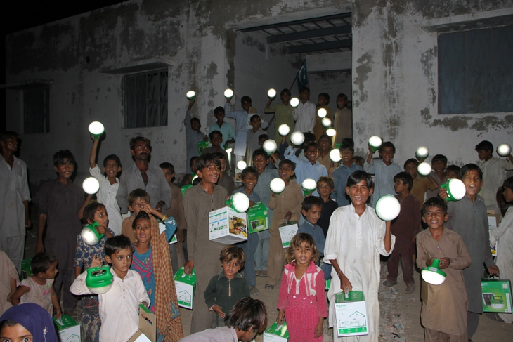 Schneider Electric distribuyó lámparas solares Mobiya a la aldea de Dhoor Gadhro en Thar, Pakistán, en colaboración con la organización sin fines de lucro AWARE. Schneider Electric distribuyó lámparas solares Mobiya a la aldea de Dhoor Gadhro en Thar, Pakistán, en colaboración con la organización sin fines de lucro AWARE.