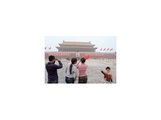 La plaza de Tiananmen, con su liturgia maoísta, es un imán para los turistas de todo el mundo que llegan a Pekín. La herencia negativa del fundador del régimen comunista sigue siendo tabú en ese país.