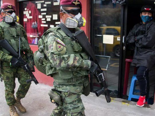 Los militares ecuatorianos patrullan las zonas m&aacute;s afectadas por el coronavirus en Quito.