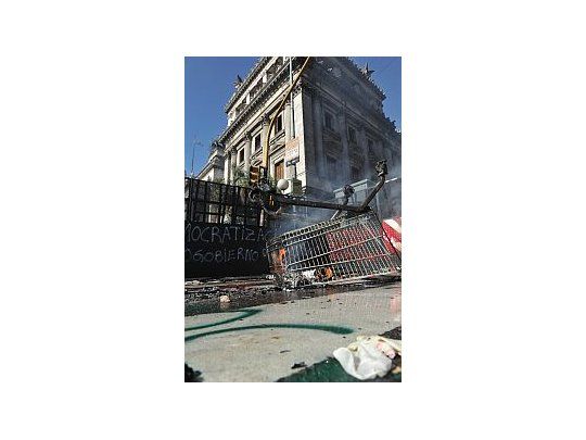 Los estudiantes y activistas de izquierda atacaron con palos, piedras y bombas de estruendo contra la formación policial, que custodió el anexo del Congreso. Varios efectivos resultaron heridos.