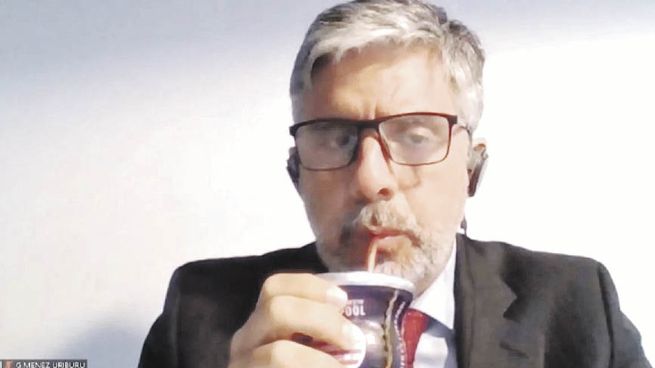 El juez y presidente del Tribunal Oral Federal N° 2, Rodrigo Giménez Uriburu, se acompañó por un mate que tenía el escudo del equipo “Liverpool”