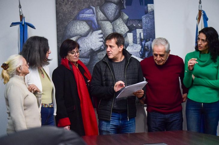 La presentación reúne a un grupo de jubilados y organizaciones, y busca garantizar que los adultos mayores puedan acceder a los medicamentos sin costo.