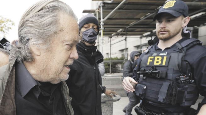 PUESTA EN ESCENA. Steve Bannon montó un show al momento de entregarse a la Policía Federal en Washington. Sorprende en Estados Unidos el cariz cada vez más agresivo del trumpismo.