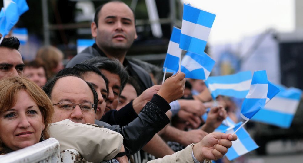 El Gobierno decidió suspender la tradicional celebración del Día de la Independencia. La medida se da en un marco de descontento en las Fuerzas Armadas por el aumento salarial otorgado recientemente a los uniformados. El Gobierno decidió suspender la tradicional celebración del Día de la Independencia. La medida se da en un marco de descontento en las Fuerzas Armadas por el aumento salarial otorgado recientemente a los uniformados.