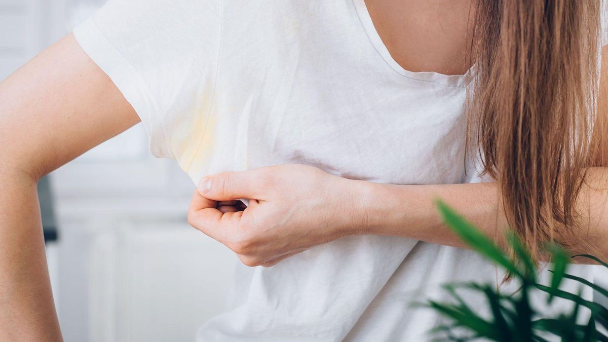 Goodbye to yellow spots: the infallible trick that bleaches clothes without ruining it