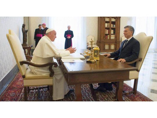 En el segundo encuentro entre ambos en el año, y el cuarto desde que Francisco es Papa, tuvieron una larga charla sobre lo que pasa en la Argentina y lo que está pasando en el mundo. Compartimos las preocupaciones, como dos personas que hablan por teléfono e intercambian visiones, apuntó Mauricio Macri antes de regresar al país.