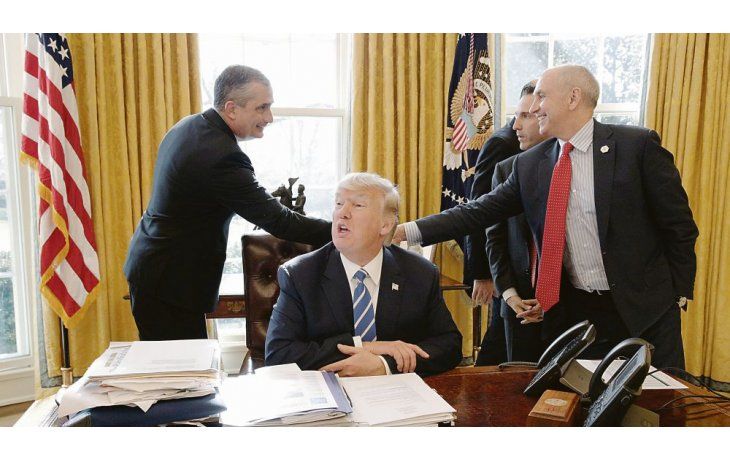 ámbito.com | RUTINA. El presidente Donald Trump y un par de sus asesores  en el Despacho Oval de la Casa Blanca.