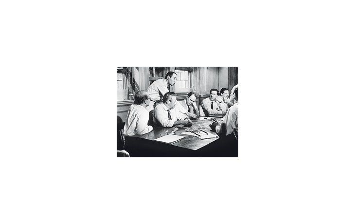 DOCE HOMBRES EN PUGNA