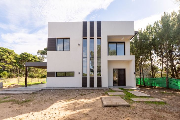 Una vivienda unifamiliar terminada en Pinamar. El interés por construir crece entre quienes buscan una segunda residencia y también entre familias que eligen radicarse de forma permanente Una vivienda unifamiliar terminada en Pinamar. El interés por construir crece entre quienes buscan una segunda residencia y también entre familias que eligen radicarse de forma permanente