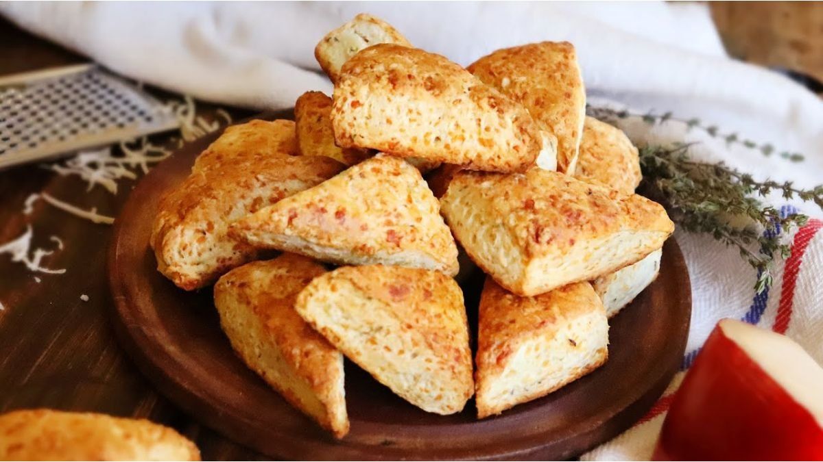 Ideal recipe for snack: how to cook delicious cheese scones?