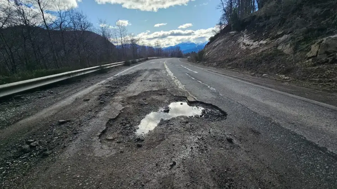 El estado de algunas rutas muestra la falta de inversión en obra pública.