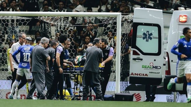 Atlético Mineiro sufrió dos bajas previo a la final de la Copa Sudamericana frente a Boca. En este caso, el que se retira en camilla es Vitao.