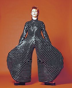 Uno de los tantos vestidos excéntricos que usó David Bowie : el museo Victoria y Alberto batió records de  venta de entradas