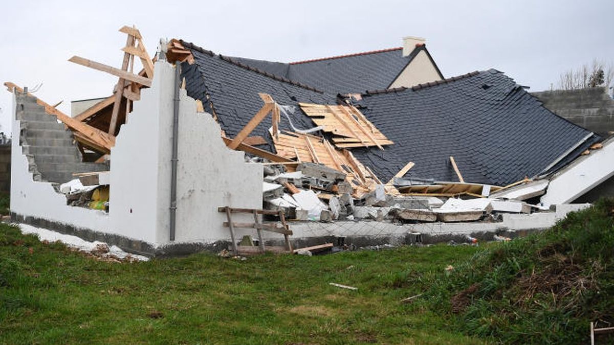 Storm Aurora in France leaves 250,000 homes without electricity