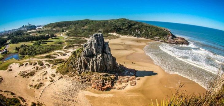 El encanto natural de Torres no tiene nada que envidiar a otras playas brasileñas. El encanto natural de Torres no tiene nada que envidiar a otras playas brasileñas.