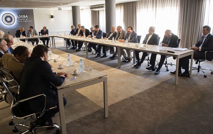 Consejo General de ADEBA con las autoridades del BCRA. (Foto de archivo)