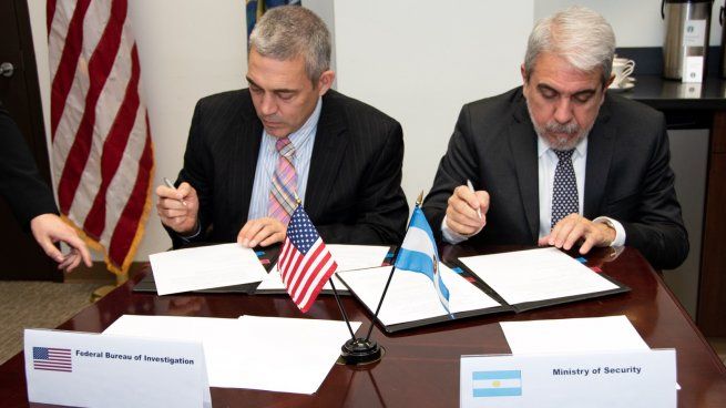 El Ministro de Seguridad, Aníbal Fernández, firmó un acuerdo con el FBI para que las fuerzas federales argentinas actúen de manera conjunta con la agencia norteamericana en el combate contra el delito complejo.