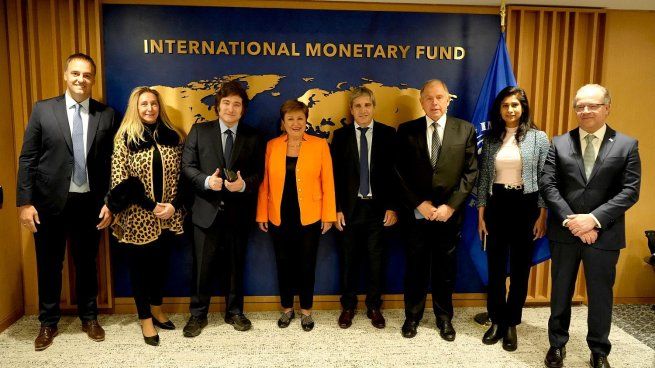 Javier Milei y la comitiva argentina junto a la titular del FMI, Kristalina Georgieva, durante el encuentro de esta tarde en la sede del organismo en Washington.&nbsp;