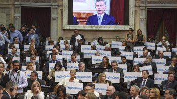 para la oposicion, macri describio un mundo magico disociado de la realidad