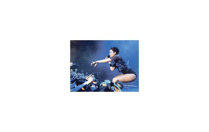 En un recital mucho más rockero de lo esperado y con una brillante puesta, la talentosa niña terrible del pop británico justificó con creces el enorme fenómeno comercial generado a su alrededor.