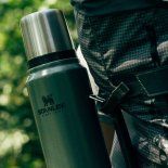 Un supermercado está ofreciendo termos Stanley con grandes rebajas. Un supermercado está ofreciendo termos Stanley con grandes rebajas.