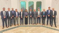 El presidente de la UIA Daniel Funes de Rioja y el titular del nuevo departameno minero Franco Mignacco, acompañados por el equipo,