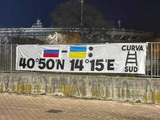 La repudiable bandera de los hinchas de Hellas Verona en contra de Napoli.