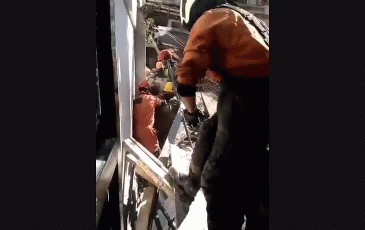 Momentos del rescate de las víctimas luego del derrumbe.