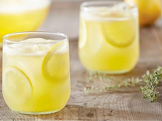 Una buena manera de refrescarse naturalmente con una preparación casera, es la limonada.&nbsp;