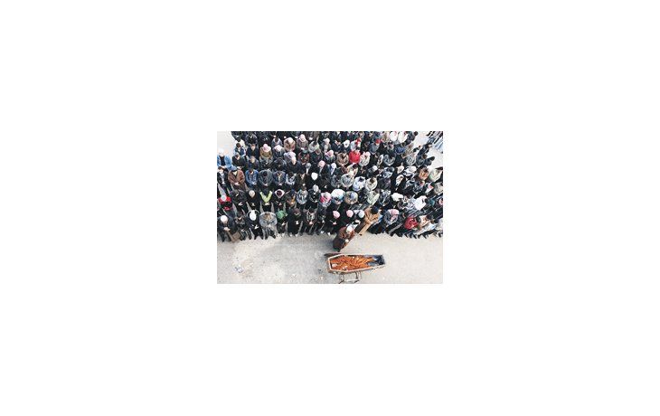 Opositores rezan en la ceremonia fúnebre de un militante del Ejército Libre de Siria, en la ciudad de Idlib.