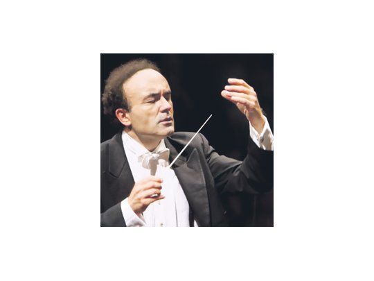 En el primer concierto del año de la Orquesta Estable del Colón (que lució un nivel excelente en todas sus secciones) Frédéric Chaslin decidió mostrar todas las facetas de su actividad musical: director, pianista y compositor.