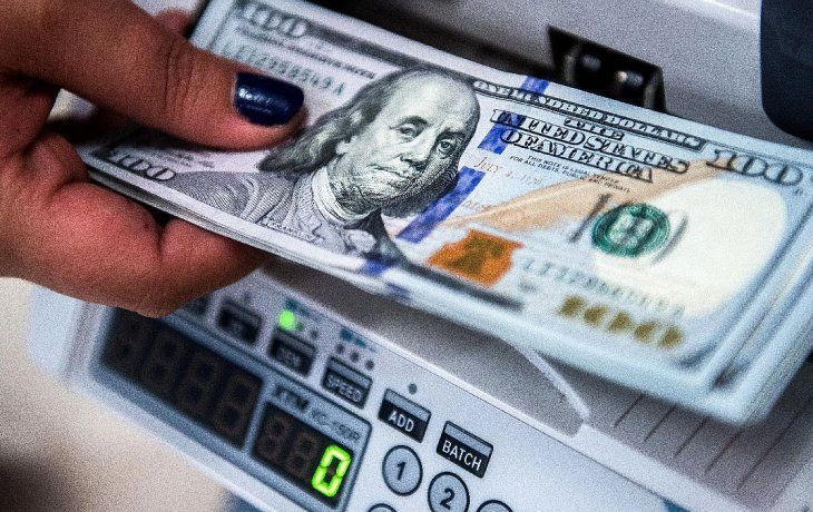 Las máquinas contadoras de billetes tiene un sensor para reconocer los falsos, pero algunas no son totalmente confiables.