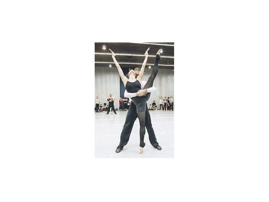 Nadia Muzyca, como Camille  Claudel, y Juan Pablo Ledo, como Auguste Rodin, en los ensayos del ballet “Rodin”, con coreografía de Boris Eifman, que  con el Ballet Estable estrena mañana el Teatro Colón.