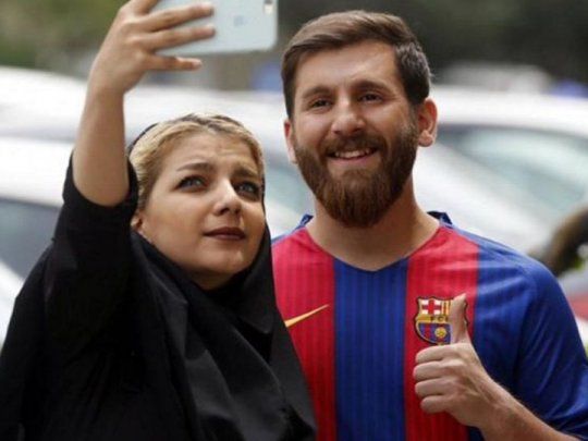 El Messi iraní sacandose una selfie con una mujer.