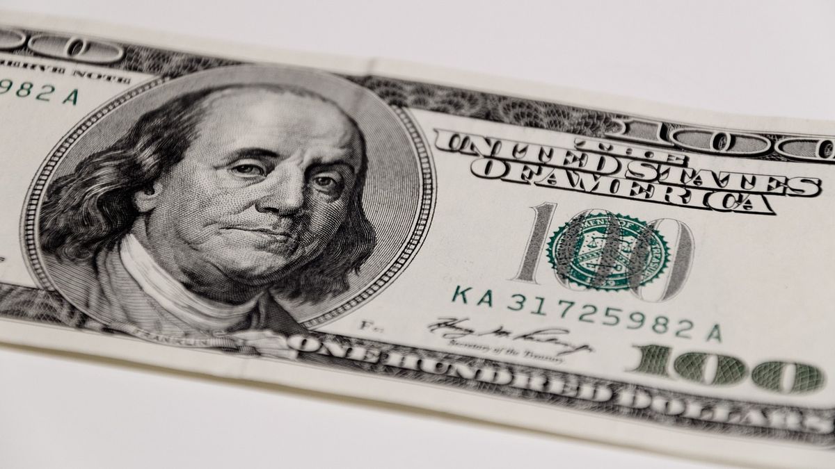 The global dollar soars and reaches its highest level in two months