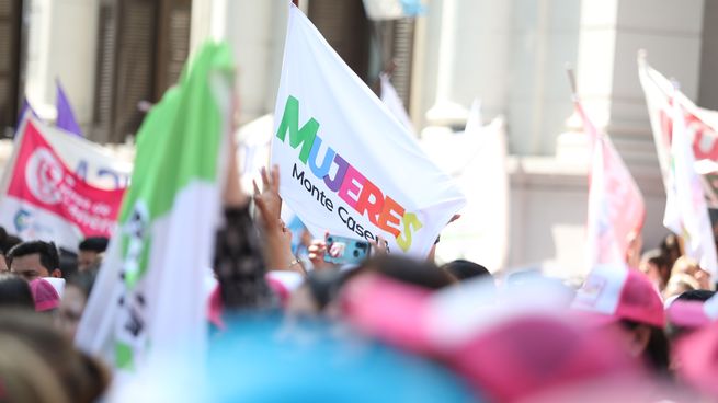 La sesión fue seguida por una nutrida concentración en las afueras del recinto legislativo.