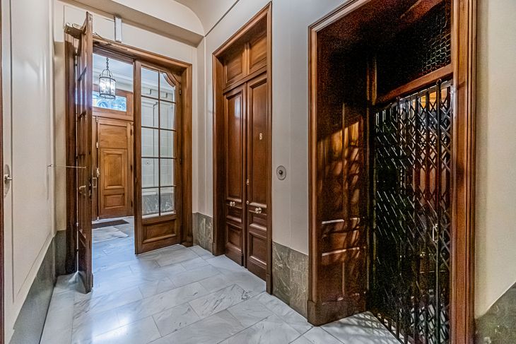 Hall de acceso y conexión con ascensores originales, el edificio tiene más de 100 años Hall de acceso y conexión con ascensores originales, el edificio tiene más de 100 años