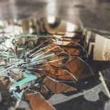 Hay una manera de eliminar la mala suerte si rompes un espejo y de paso lo podés reciclar. Hay una manera de eliminar la mala suerte si rompes un espejo y de paso lo podés reciclar.