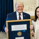 Donald Trump presionó a María Corina Machado para compartir el premio Nobel de la Paz, algo que no es posible. Donald Trump presionó a María Corina Machado para compartir el premio Nobel de la Paz, algo que no es posible.