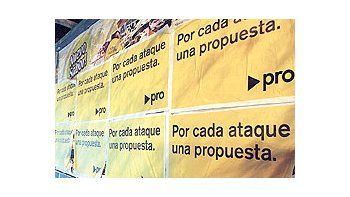 ámbito.com | Mauricio Macri aún no renovó por completo los carteles de campaña y con el mismo formatoque para la primera vuelta replica al oficialimo con «por cada ataque una propuesta».