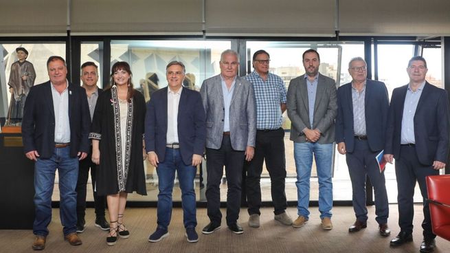 Martín Llaryora junto a la Mesa de Enlace de Córdoba.