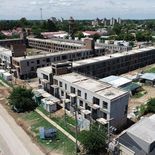 Vista aérea del desarrollo urbanístico del ex Procrear ubicado sobre el Acceso Manuel San Martín 3300, en Mercedes, provincia de Buenos Aires. El complejo reúne 141 viviendas y saldrá a subasta mediante el sistema COMPR.AR