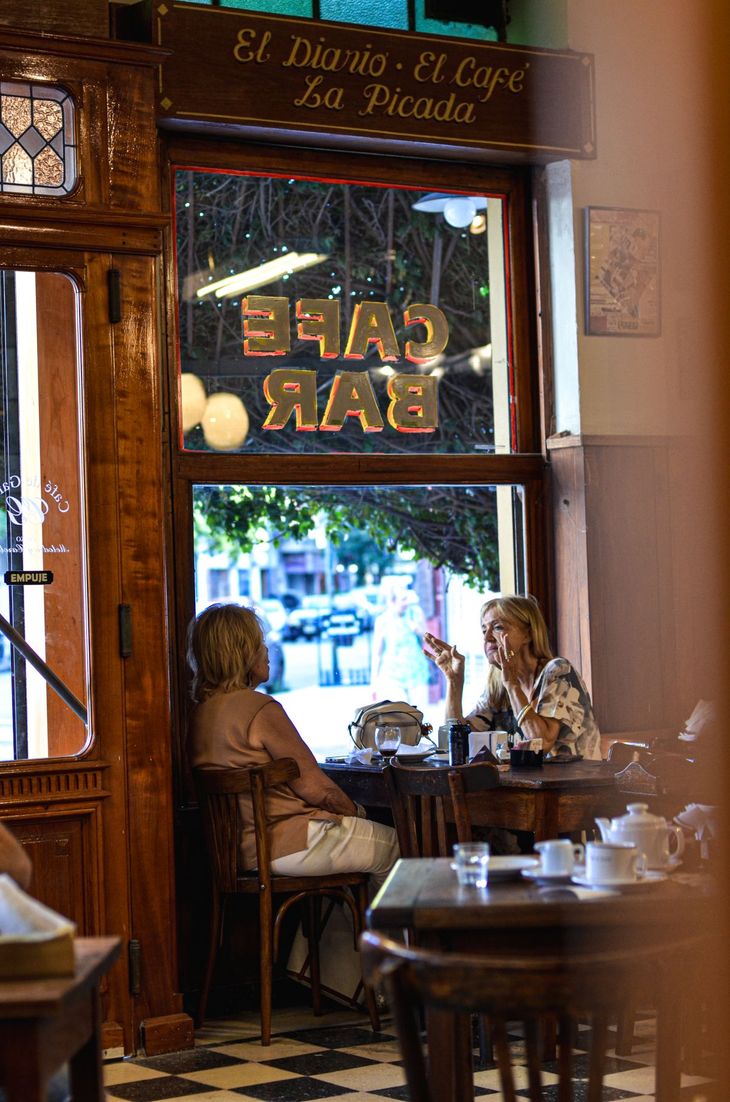 Juntarse a tomar un café con un ser querido puede hacer la diferencia en nuestro estado de salud mental y físico. Juntarse a tomar un café con un ser querido puede hacer la diferencia en nuestro estado de salud mental y físico.