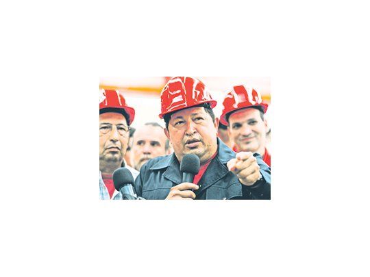 Hugo Chávez reapareció ayer en una fábrica en el estado de Barinas. No dio precisiones sobre dónde y cuándo será operado.