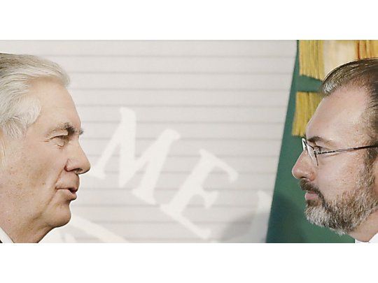 CARA A CARA. El canciller mexicano, Luis Videgaray (derecha), dijo que existe “preocupación e irritación” por las políticas de Washington durante la conferencia junto a su par estadounidense, Rex Tillerson (izquierda).