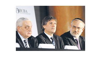 ámbito.com | El titular de la Bolsa de Comercio, Adelmo Gabbi, acompaña al ministro Amado Boudou y al presidente del Hipotecario, Eduardo Elsztain, en el lanzamiento de las nuevas Cédulas Hipotecarias.
