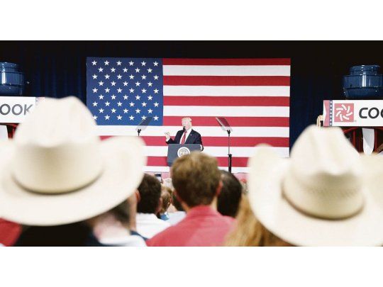CÓMODO. El presidente Donald Trump se rodeó de su base electoral en Missouri para lanzar su nueva batalla contra el Capitolio.